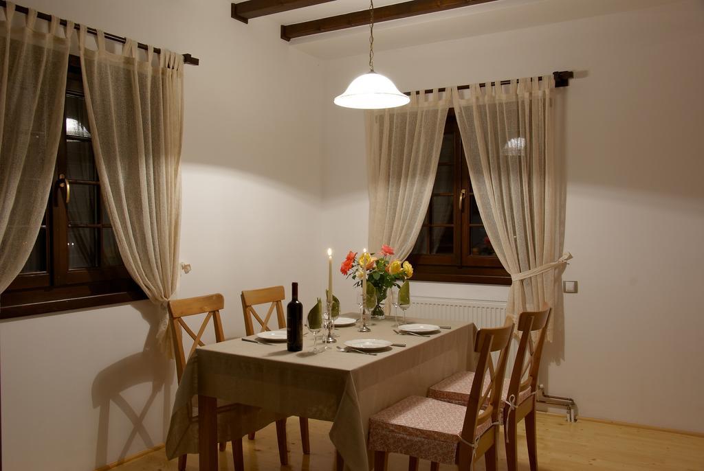 Casuta Cu Prieteni Cornu de Jos Chambre photo