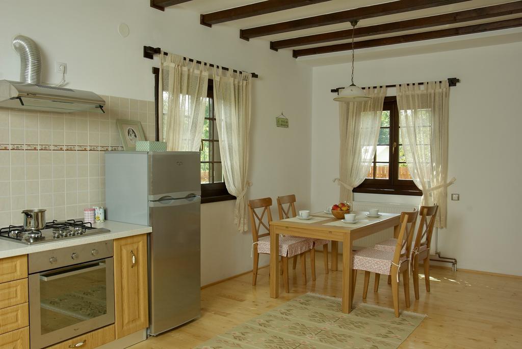 Casuta Cu Prieteni Cornu de Jos Chambre photo